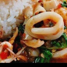 กะเพราหมึกราดข้าว