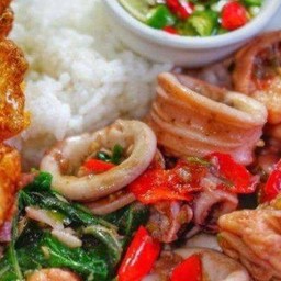 กะเพรา กุ้ง หมึกราดข้าว