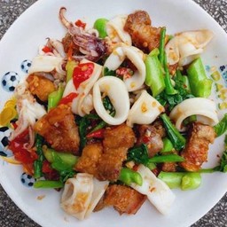 ข้าวราดผัดคะน้าหมูกรอบ ปลามึก