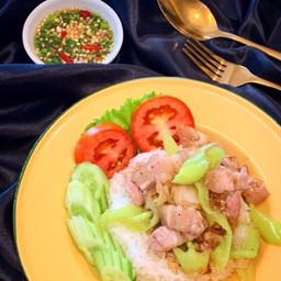 ข้าวหน้าหมูสามชั้นผัดพริกหยวก
