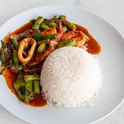 ข้าวพริกแกงปลาหมึก