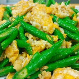 ข้าวหน้าผัดถั่วฝักยาวใส่ไข่