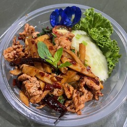 ข้าวกะเพราพริกแห้งหมูชิ้น