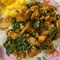 กระเพราถาดหมูกรอบ+ไข่ดาว 2 ฟอง