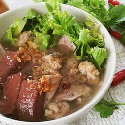 ต้มเลือดหมู  ใส่ตับหมู หมูชิ้น หมูเด้ง ผักกาดหอมกาดหอม