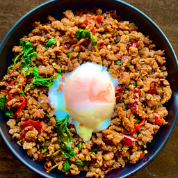 ข้าวกะเพราไข่ลาวา [Signature]