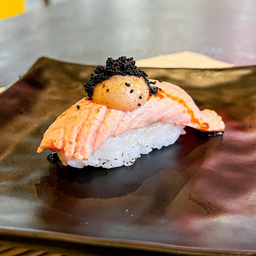 ซูชิ แซลมอน ซอสทรัฟเฟิล