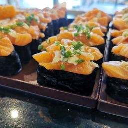 ซูชิ แซลมอนสับราดซอสต้นหอม