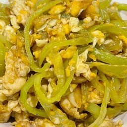 ่ข้าวหน้าผัดพริกหยวกใส่ไข่