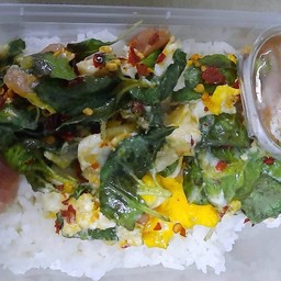 ข้าวกระเพราแหนมไข่คั่ว