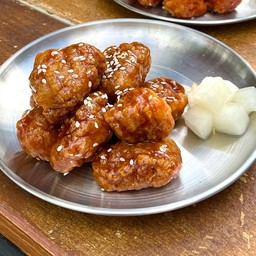 ไก่กรอบเคลือบซอสการ์ลิค