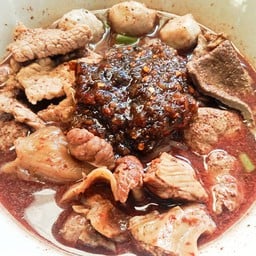 ใหญ่หมูน้ำตก ( พิเศษ ) Big Flat Noodles with Nomtok Pork ( Special)