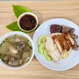 ข้าวมันไก่ต้ม + ไก่ทอด + เครื่องใน