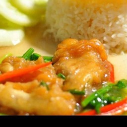 ปลากะพงผัดขึ่นฉ่ายราดข้าว