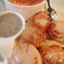 Grilled Hokkaido Scallop (3pcs) with truffle sauce