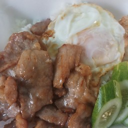 ข้าวหมูทอดกระเทียม
