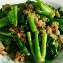 ข้าวหน้าผัดคะน้าหมูสับ(ไม่พริก