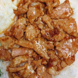 หมูกระเทียม ราดข้าว