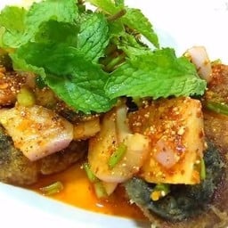 ลาบไข่เยี่ยวม้า