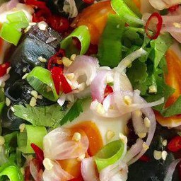 ยำสองใจ (ยำไข่เยี่ยวม้ากับไข่เค็ม)