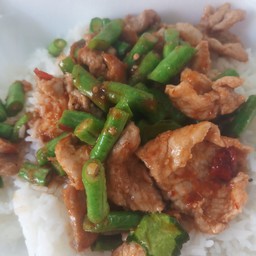 ข้าวผัดพริกแกงหมู
