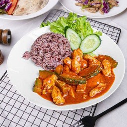 [อร่อยซ่ากับโค้ก] ข้าวสเต็กไก่ผัดพริกแกง 390 kcal +  โค้ก ไม่มีน้ำตาล (กระป๋อง)