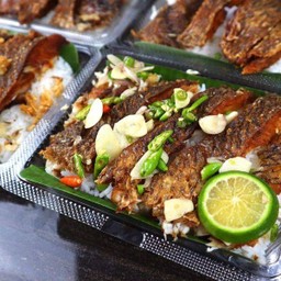 [อร่อยซ่ากับโค้ก] ข้าวหน้าปลาแกะ(ราดพริกน้ำปลา) +  โค้ก ออริจินัล (กระป๋อง)