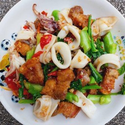 ข้าวราดผัดคะน้าหมูกรอบ+ปลามึก