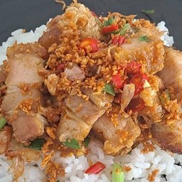 หมูกรอบคั่วพริกเกลือ (กับข้าว)