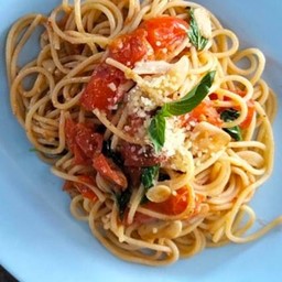 สปาเก็ตตี้มะเขือเทศสด