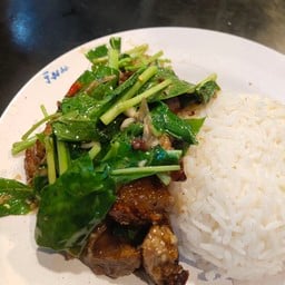 ข้าวราดคะน้าหมูกรอบ