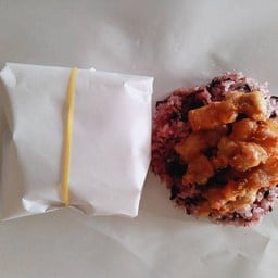 หมูแหนมทอดแบบห่อข้าวเหนียวดำ