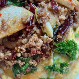 ข้าวไข่ข้น - กะเพราหมูสับผสมหมูยอ