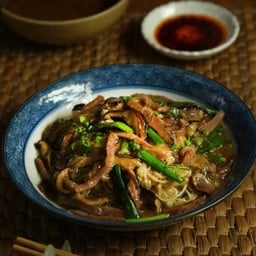 บะหมี่คั่วกะทะราดซอสเห็ด กุ้ง และหมูแดง_FR