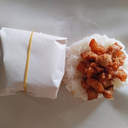 เอ็นไก่ทอดแบบห่อข้าวเหนียวขาว