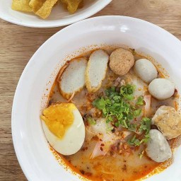 เชง CHENG ก๋วยเตี๋ยวลูกชิ้นปลา