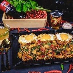 กะเพราถาดแจ๊คผู้ฆ่ายักษ์จุกเบาๆ-หมูกรอบ