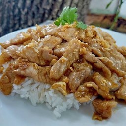 ข้าวหมูกระเทียม