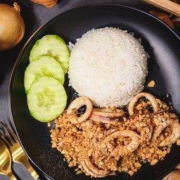 ปลาหมึกกระเทียม -ราคาไม่รวมไข่ดาว