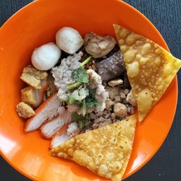 ก๋วยเตี๋ยวยำแห้งหมู+ไก่รวน