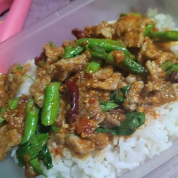 ผัดพริกแกงเนื้อราดข้าว
