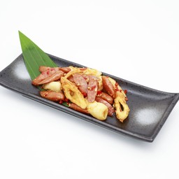 ผัดลูกชิ้นปลาชิกุวะกับไส้กรอก