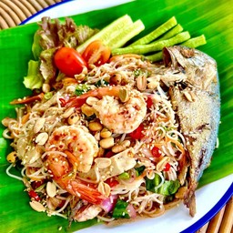 ยำขนมจีนปลาทูกุ้งหมูยอ