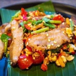 ยำคอหมูย่าง