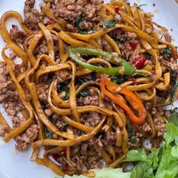 ผัดกะเพราเส้นเหลืองหมูสับ