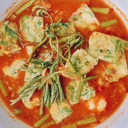 แกงส้มกุ้งชะอมชุปไข่ทอด