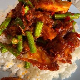 ข้าวพริกแกงไก่กรอบ