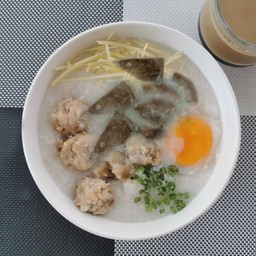 โจ๊กหมูเครื่องในใส่ไข่