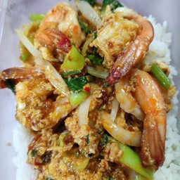 กุ้งผัดผงกะหรี่ราดข้าว