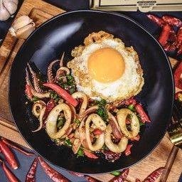 กะเพราปลาหมึก-ราคาไม่รวมไข่ดาว